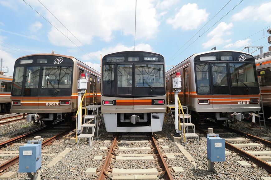 留置線で並ぶ66系。中央が更新工事を受けた車両で両脇の車両と前面デザインが異なる（撮影：伊原薫）
