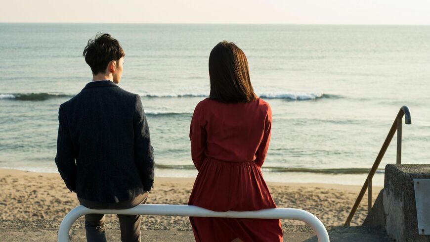 婚活中の男女が一歩踏み出すためのスキンシップの問題を取り上げます（写真：Fast&Slow／PIXTA）