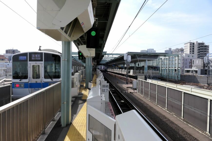 快速急行の後に各駅停車も発車（記者撮影）