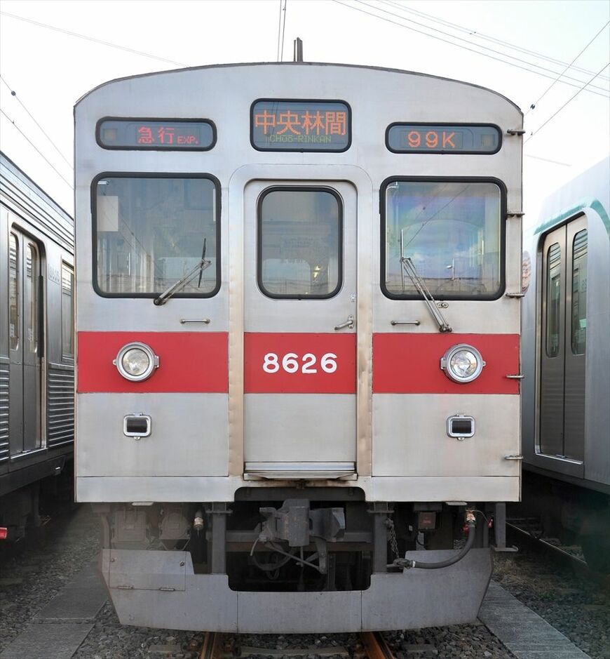 行先表示がLED化され、車体下にスカートが付く8626現在はこちらが標準的な形だ（記者撮影）