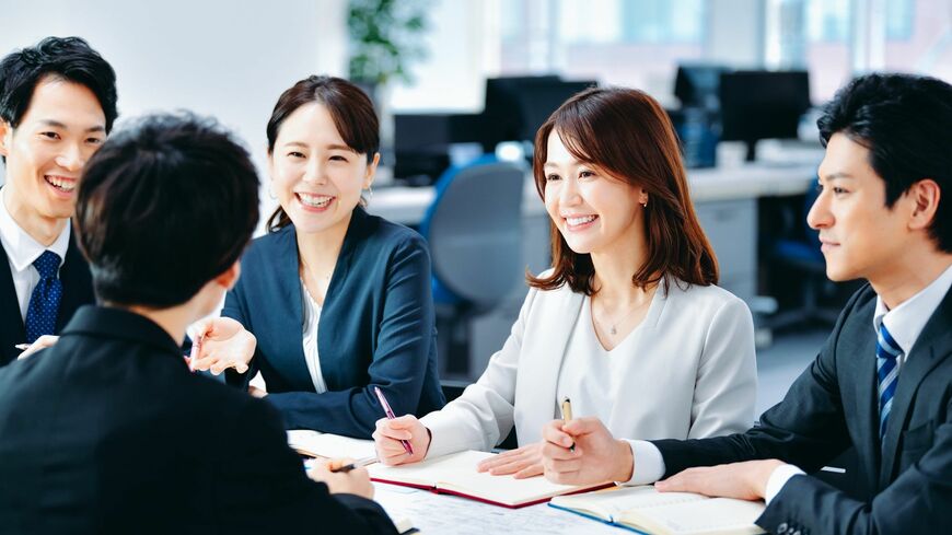 会議中の男女