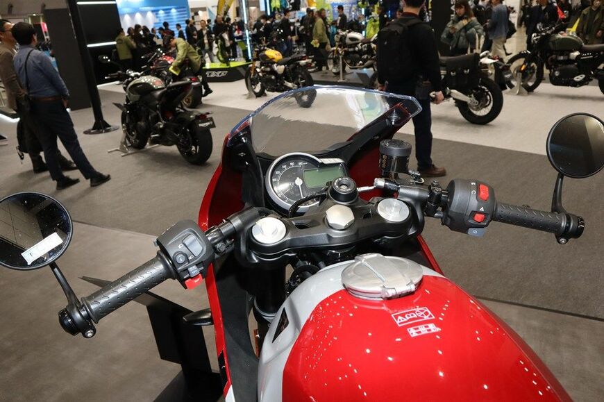 トライアンフの新型バイク「スラクストン400」（写真：筆者撮影）
