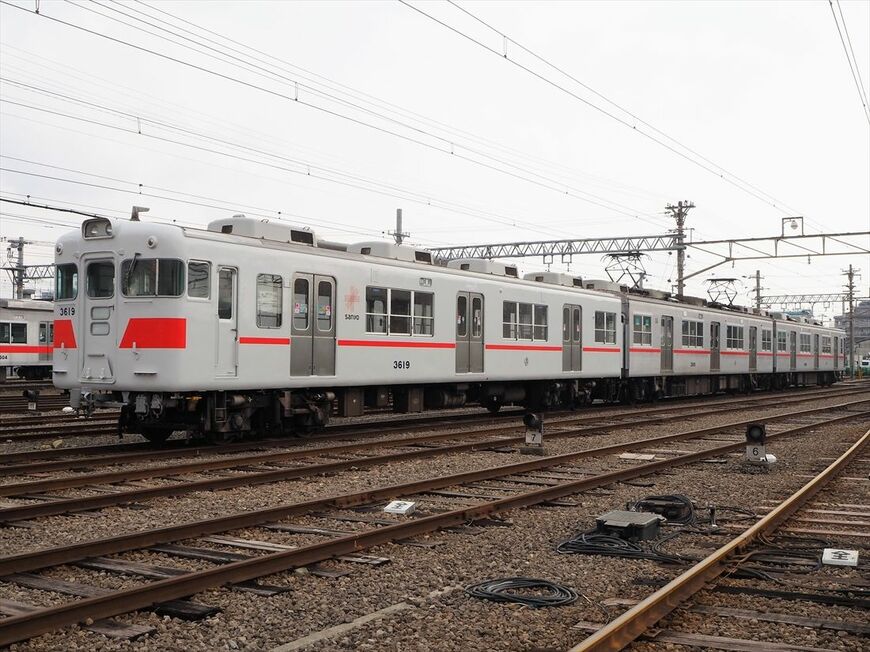 鋼製車にアルミ車風の塗装を施した「ホワイトエンジェル」3619号（記者撮影）