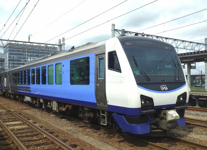 現在の「リゾートしらかみ」青池編成。ハイブリッド車両のHB-E300系だ＝2013年（撮影：南正時）