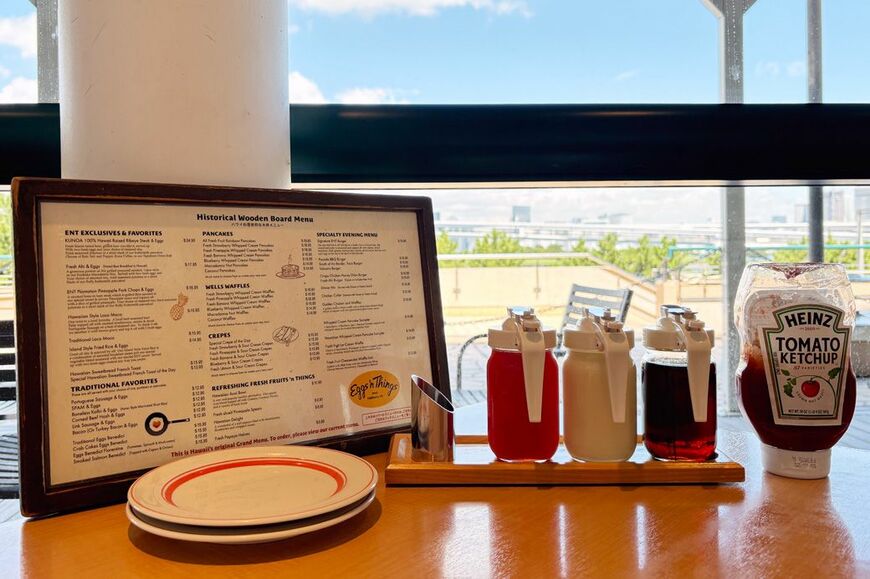 卓上調味料は、左からグァバソース、ココナッツシロップ、メープルシロップ、トマトケチャップ（筆者撮影）