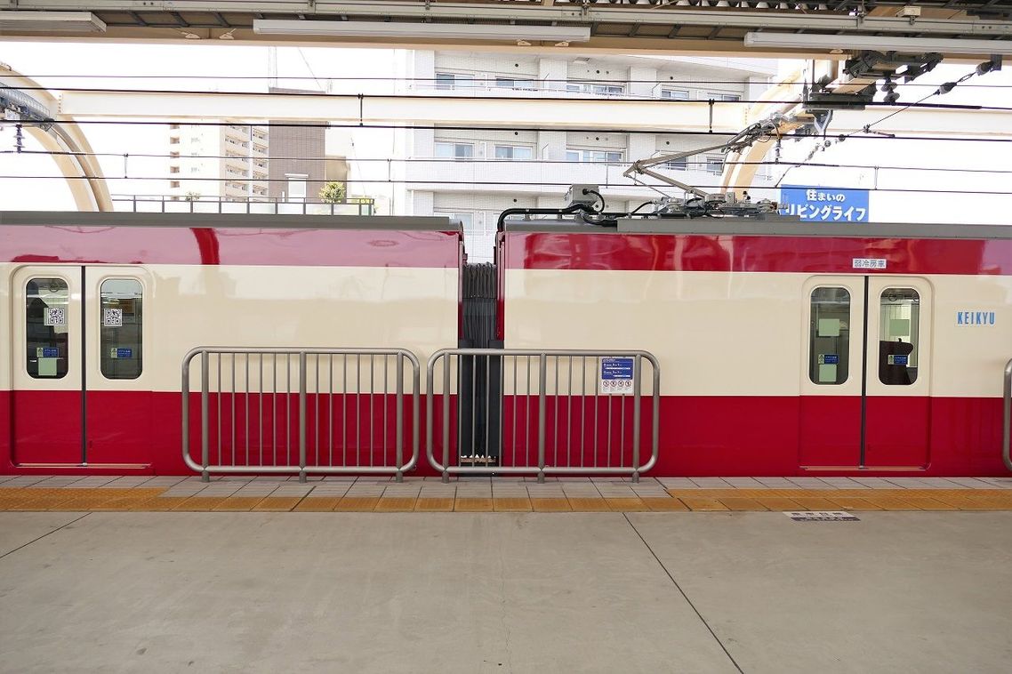 2、3号車はトイレがあるため車端部に窓がない