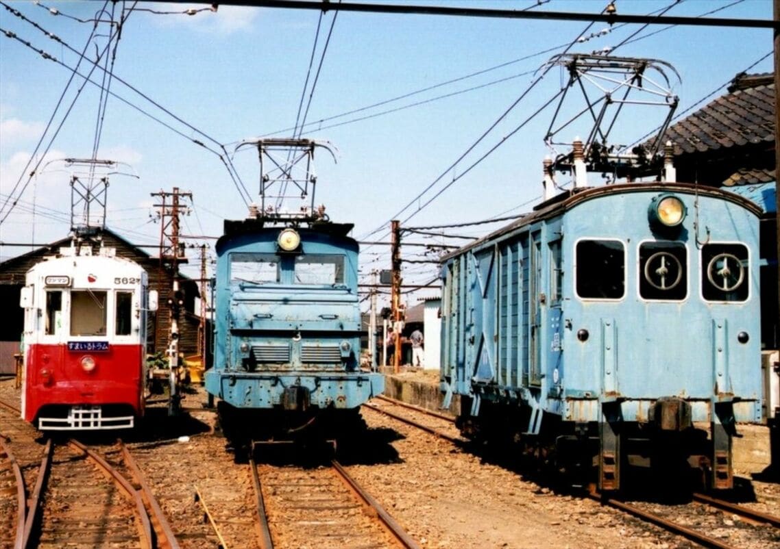 元北陸鉄道金沢市内線のモハ562（左）と、