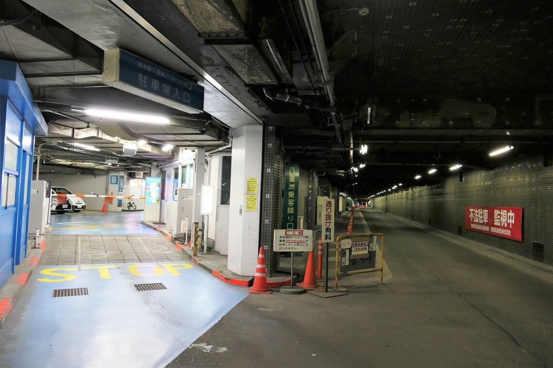 左が首都高からの地下駐車場入り口。右に進むと乗客降り場がある（記者撮影）