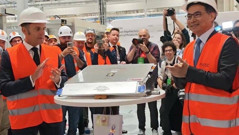 ギガファクトリーの生産開始式典にはフランスのマクロン大統領（左）が出席した。右端の人物は遠景動力の親会社、遠景科技集団の張雷会長（遠景動力のウェブサイトより）