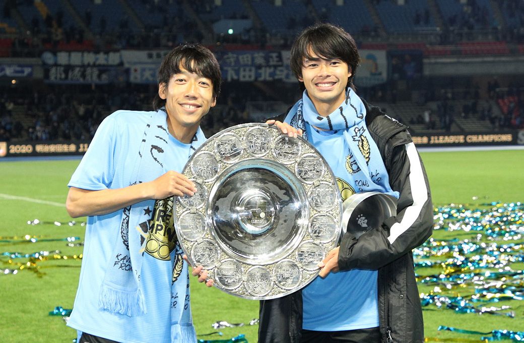 2020年のJ1優勝時、後輩の三笘薫選手（右）と中村氏（写真：時事）