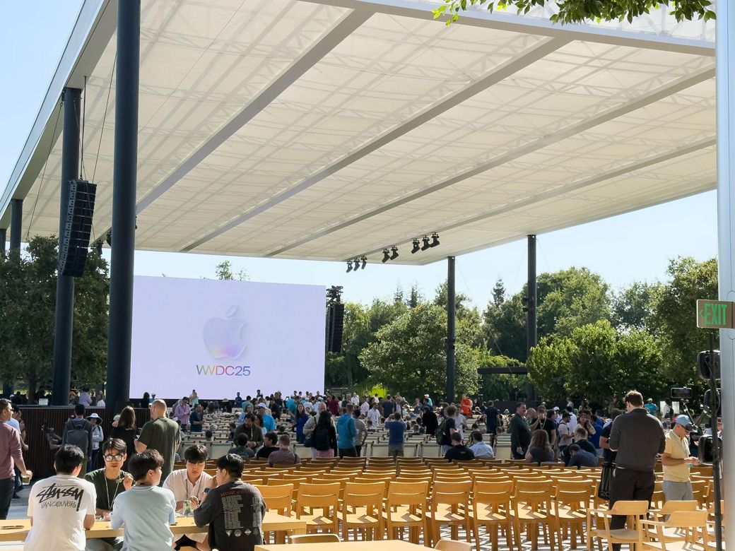 毎年ソフトを進化させ、開発を促すことがアップルを支える。写真は2025年にアップル本社で開催された開発者会議のもの（写真：筆者撮影）