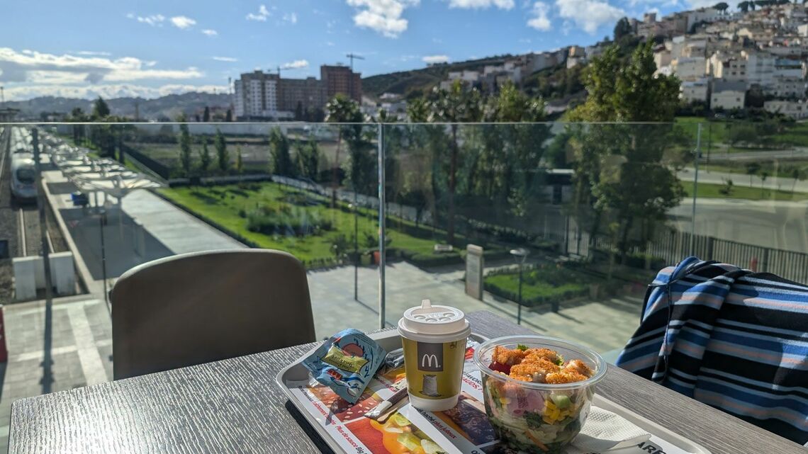 アフリカ初の高速鉄道、タンジェ駅のマックで購入したサラダとコーヒー（写真：筆者撮影）