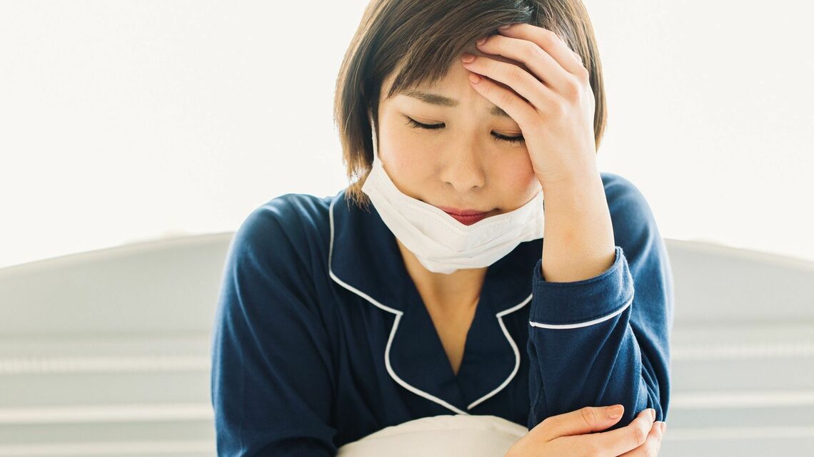 その頭痛はマスクのせいかも？（写真：EKAKI／PIXTA）