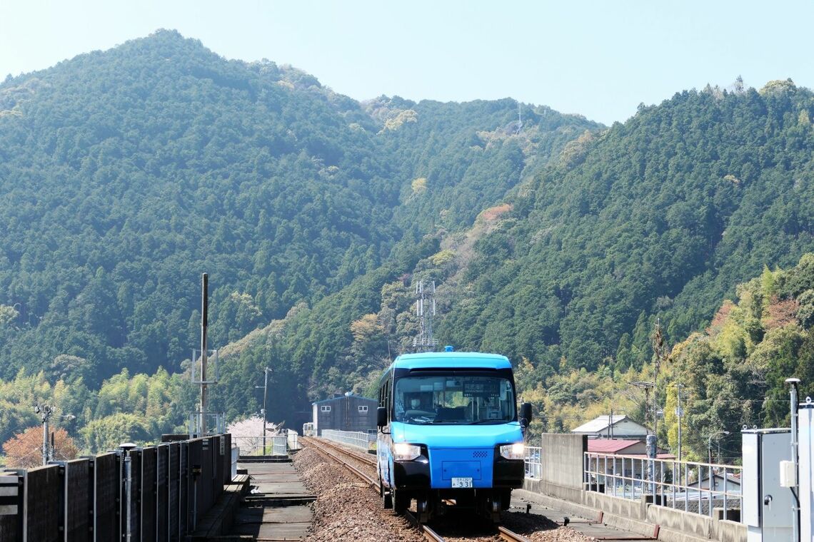 宍喰駅付近の高架区間。トンネルが多く山が迫る（写真：谷川一巳）