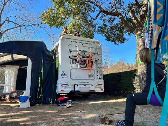 休日は家族でキャンピングカーで出かけることも多いという（写真：河野さん提供）