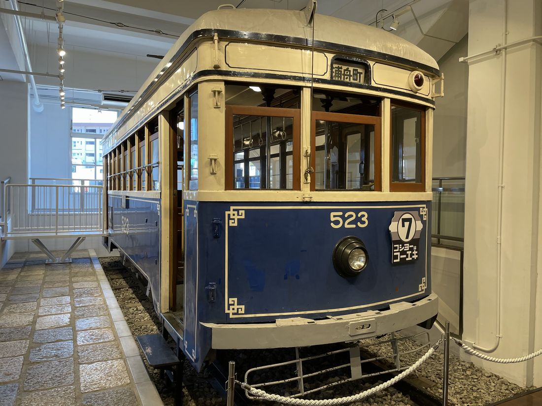 横浜市電保存館の500型523号車。昭和初期の登場時の塗装を施している（筆者撮影）