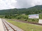 列車は進行方向を変えて後方の山の