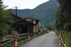 線路部分を工事用道路に活用している白石駅