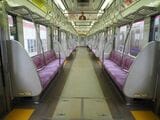 車内はリニューアルされ近年の車両と変わらない雰囲気だ（記者撮影）