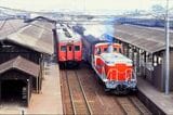DE10形牽引の客車列車とキハ20系の列車が並ぶ多度津駅（撮影：南正時）
