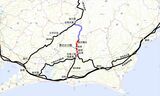 国鉄佐久間線の最終的な建設ルート。遠江二俣（現在の天竜浜名湖鉄道・天竜二俣）—遠江横山間（赤）で工事が行われたが、遠江横山―中部天竜間（紫）は未着工のままだった（国土地理医院地図を筆者加工）