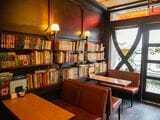 喫茶ポエム元町本店の店内。もともとあった家具に加えて、閉業した喫茶店の家具も受け継いでいる（著者撮影）