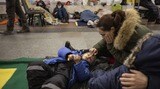 キエフの地下鉄駅には女性と子どもを中心に多くの人たちが避難している（写真：The New York Times）