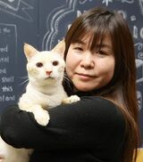 ネコリパブリック代表取締役の河瀨麻花氏。「保護猫活動はボランティアだけでは限界がある」と、猫課題をビジネスで解決するため2014年に起業。保護猫の存在を広め、ブランド化するという当初の目的はほぼ達成されてきており、現在はさらに次の課題に意欲的に取り組んでいる（撮影：今井康一）
