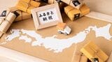 日本地図と返礼品の荷物のミニチュア