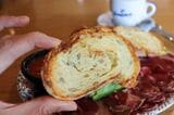 ひまわりの種子入りのとうもろこしパン
