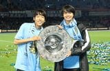 2020年のJ1優勝時、後輩の三笘薫選手（右）と中村氏（写真：時事）