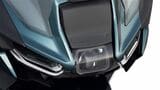 フロントカウルの真ん中には、アシストの要となるレーダーセンサーを装備。その下にあるのがフルLEDヘッドライト（写真：BMW MOTORRAD）