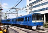 赤い京急の中で異彩を放つ「ブルースカイトレイン」の2100形（撮影：南正時）
