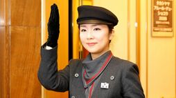無人化の流れに逆行？　日本橋高島屋が《エレベーター係》を残す理由…百貨店で唯一｢手動式エレベーター｣を現役で運行