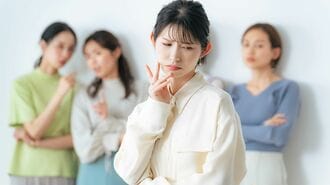 グループから仲間はずれにされて悩む女性
