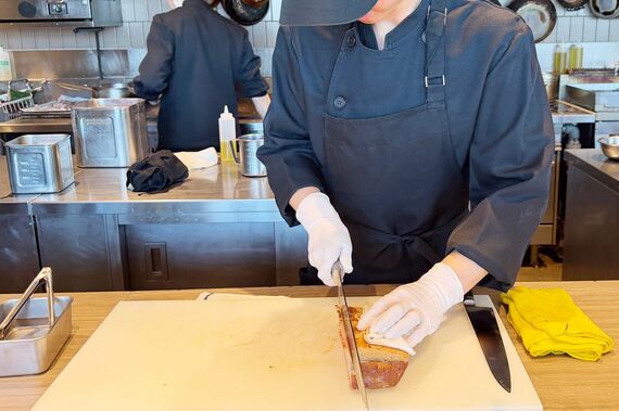 カットする様子