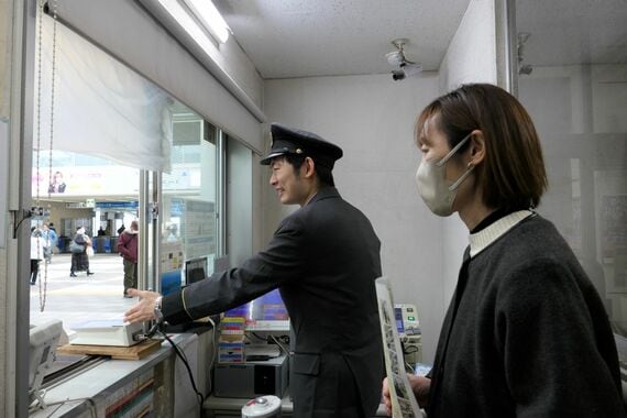 新百合ヶ丘駅 新人駅員と見学する母