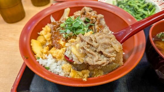麻辣牛肉嫩玉子丼