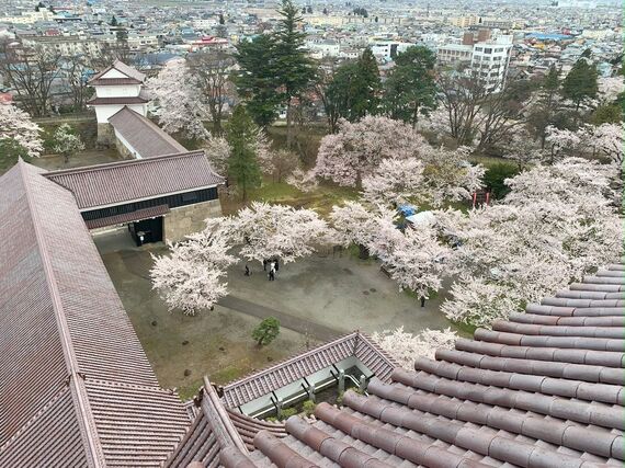 天守から眺める赤瓦