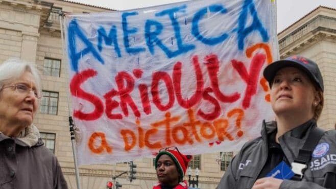 アメリカ民主党はトランプ独裁との戦い方を学べ