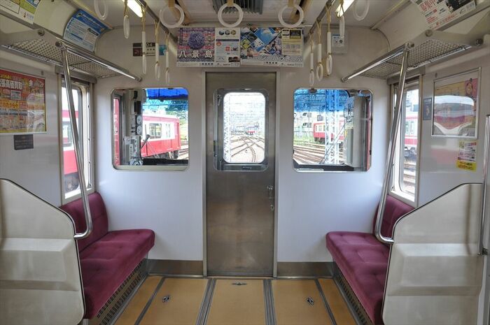 客室から見た運転席の背後