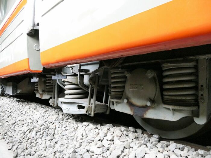 低重心で車体が低いため台車の上部は隠れている