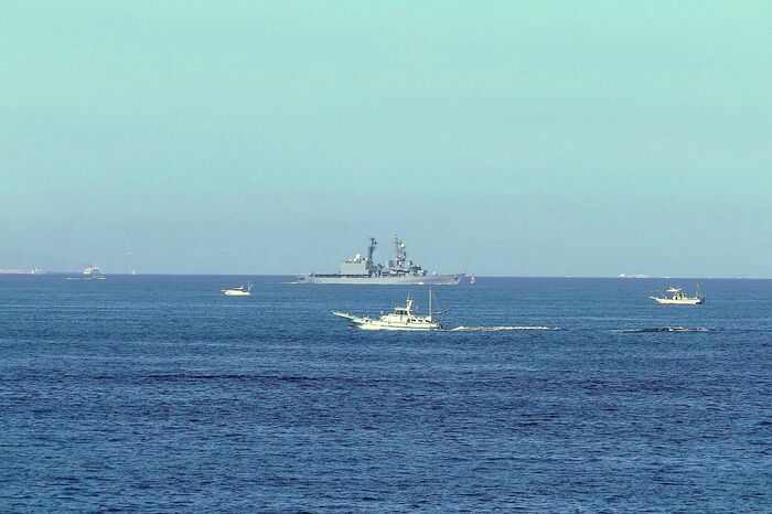 東京湾を行く軍艦