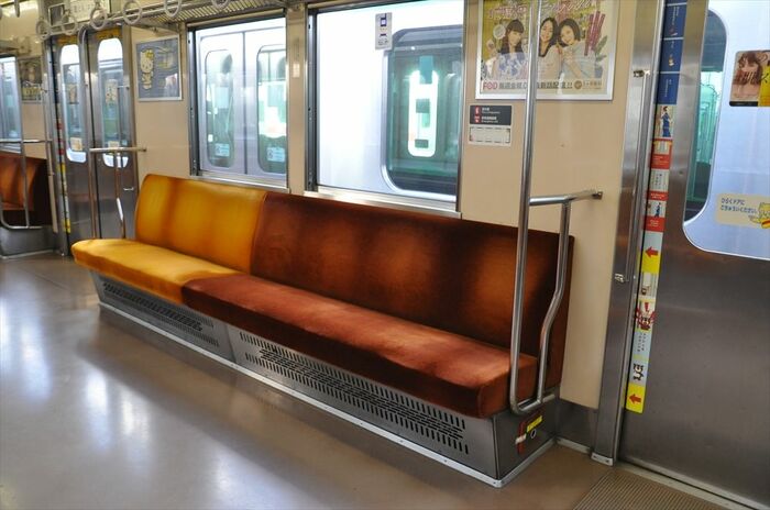 4号車の座席。端の仕切りは金属の棒だ