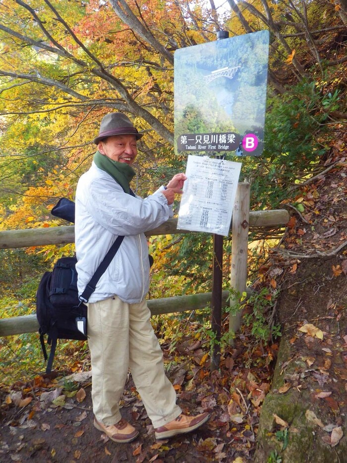 名所となった第一只見川橋梁へはガイド看板もある