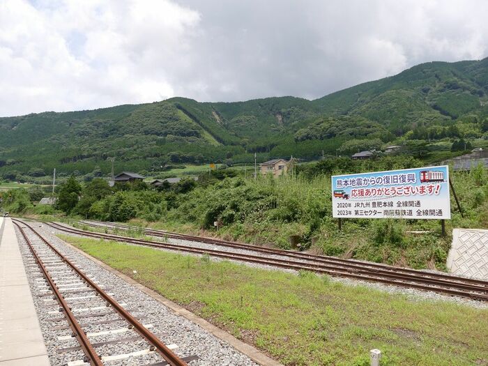 列車は進行方向を変えて後方の山の
