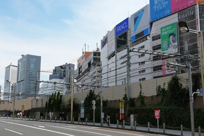 西武新宿駅方面から見た西口・南口のビル群