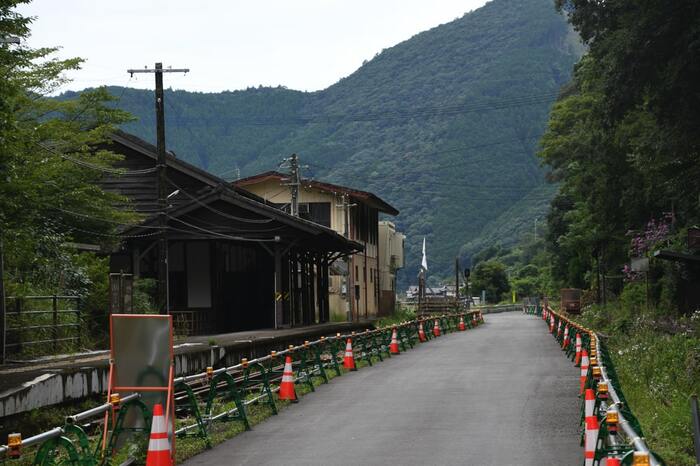 線路部分を工事用道路に活用している白石駅