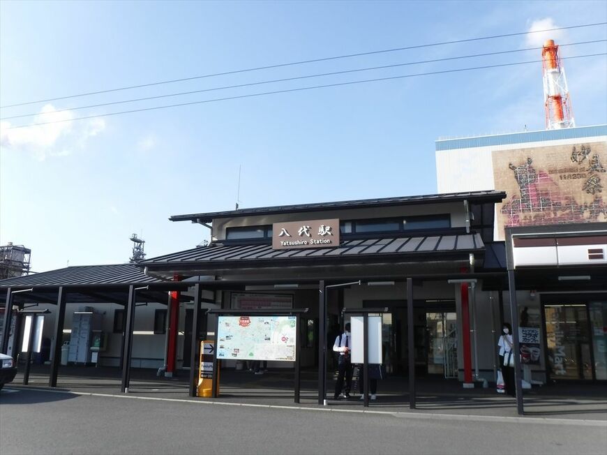 八代駅の駅舎（筆者撮影）