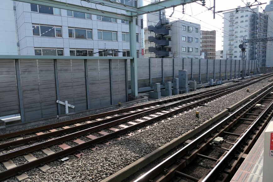 上り線ホームから見た下り線のポイント。ここから隣の向ケ丘遊園駅までは下り1線・上り2線の3線となっている（記者撮影）
